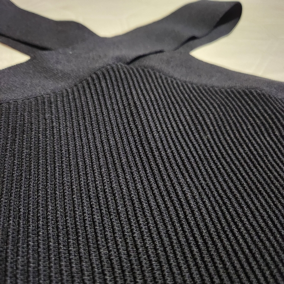 Babaton Black Sculp Knit Cross-Neck Crop Top Size Small NWT - Picture 4 of 11